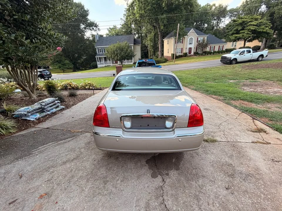 2005 Lincoln Town Car - Image 3 of 10