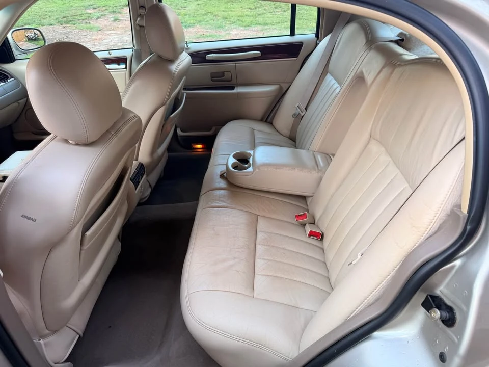 2005 Lincoln Town Car - Image 8 of 10