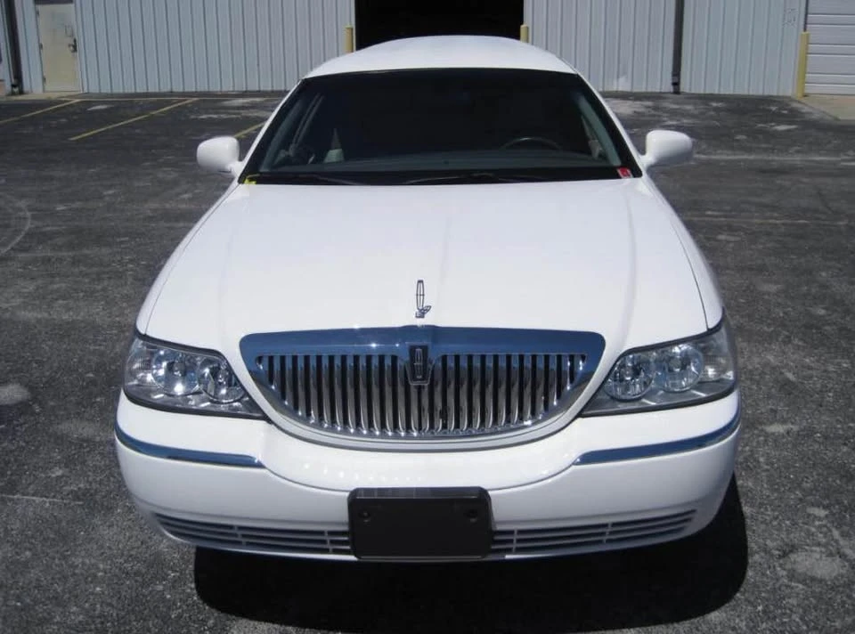 2005 Lincoln Town Car - Image 4 of 11