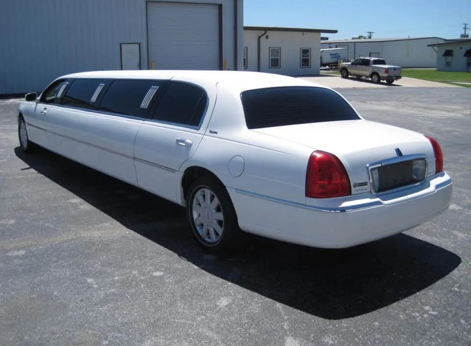 2005 Lincoln Town Car - Image 5 of 11