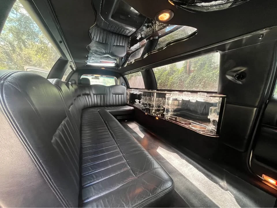 2005 Lincoln Town Car - Image 9 of 11
