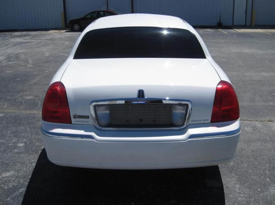 2005 Lincoln Town Car - Image 6 of 11