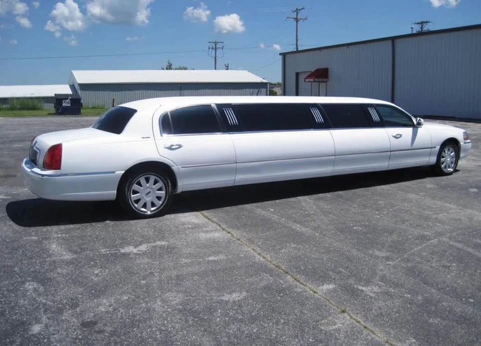 2005 Lincoln Town Car - Image 3 of 11