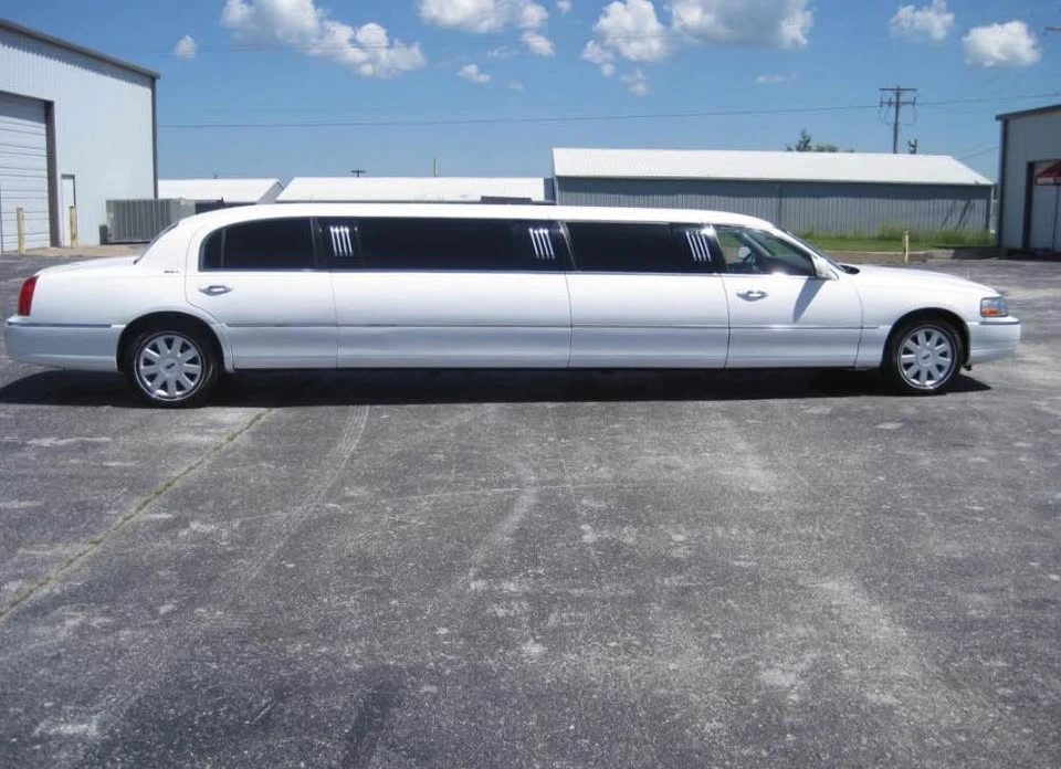 2005 Lincoln Town Car - Image 2 of 11
