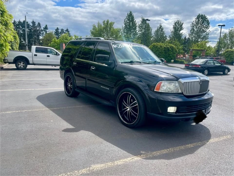 2005 Lincoln Navigator 2nd Gen - Image 2 of 12