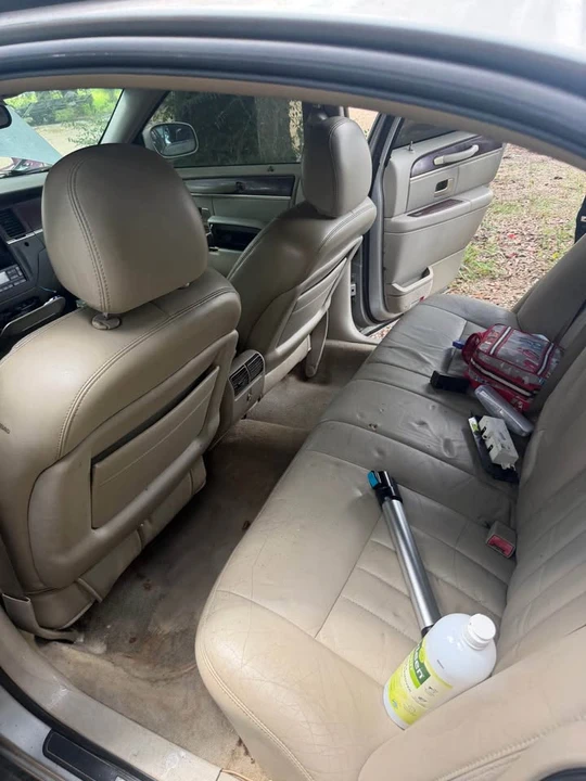 2005 Lincoln Town Car - Image 3 of 7