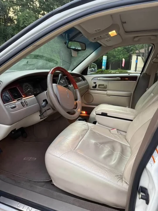 2005 Lincoln Town Car - Image 4 of 10
