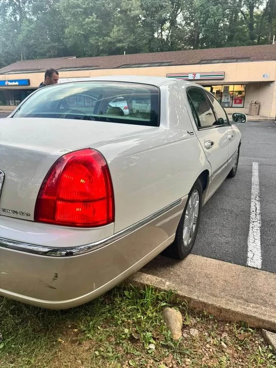 2005 Lincoln Town Car - Image 6 of 10