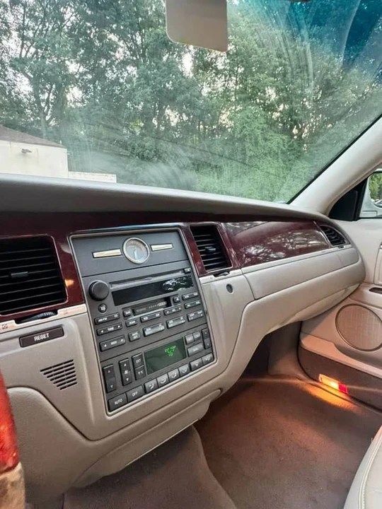 2005 Lincoln Town Car - Image 9 of 10