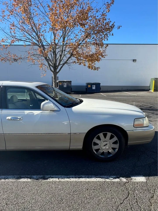 2005 Lincoln Town Car - Image 2 of 10