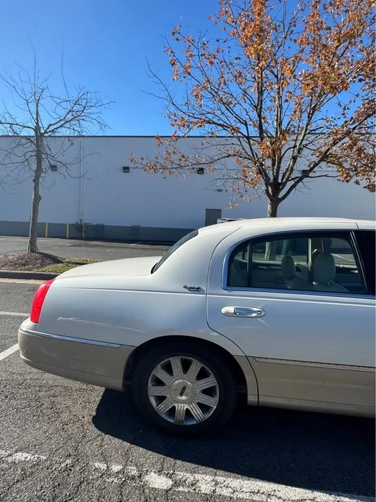 2005 Lincoln Town Car - Image 3 of 10
