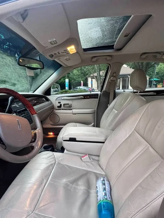 2005 Lincoln Town Car - Image 5 of 10