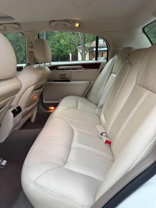 2005 Lincoln Town Car - Image 8 of 10
