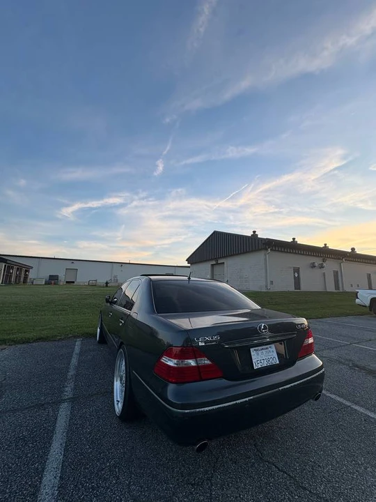 2005 Lexus LS 3rd Gen - Image 2 of 17