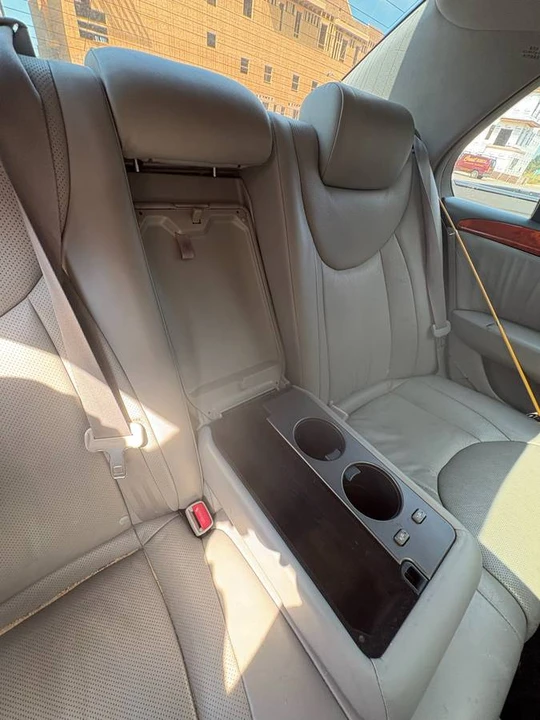 2005 Lexus LS 3rd Gen - Image 15 of 17