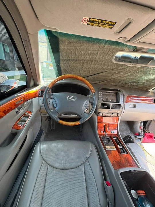 2005 Lexus LS 3rd Gen - Image 11 of 17