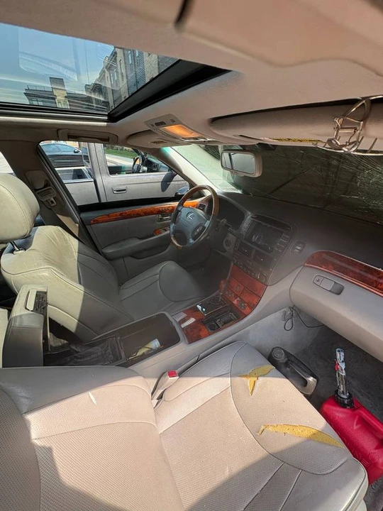 2005 Lexus LS 3rd Gen - Image 12 of 17