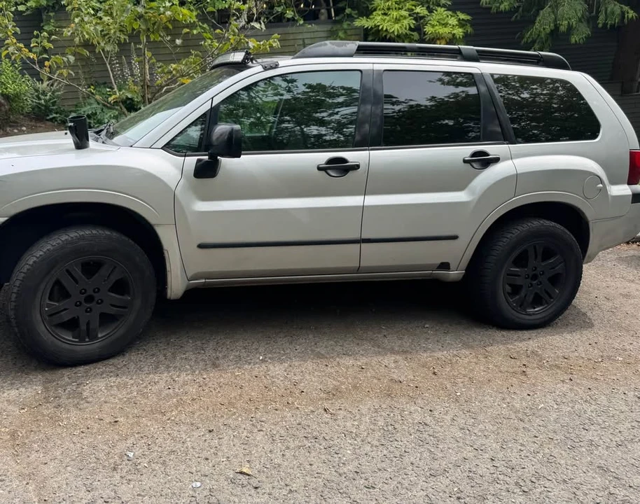 2005 Mitsubishi Endeavor - Image 11 of 15