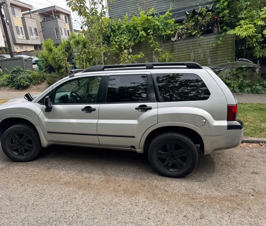 2005 Mitsubishi Endeavor - Image 13 of 15