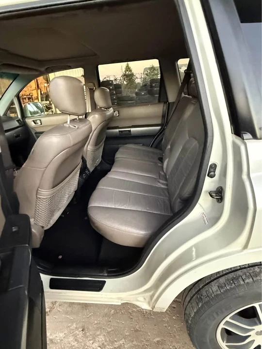 2005 Mitsubishi Endeavor - Image 2 of 5
