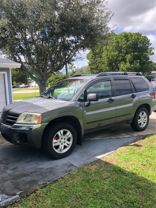 2005 Mitsubishi Endeavor - Image 2 of 9
