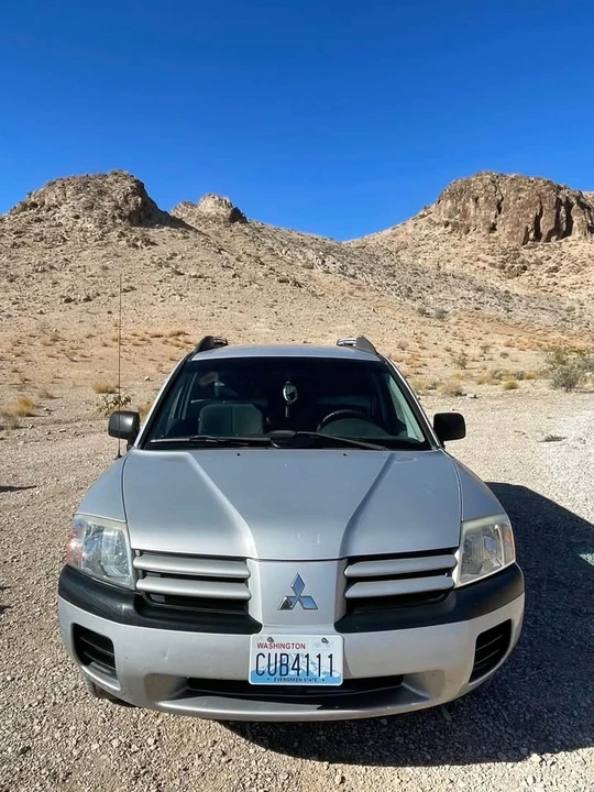2005 Mitsubishi Endeavor - Image 2 of 9