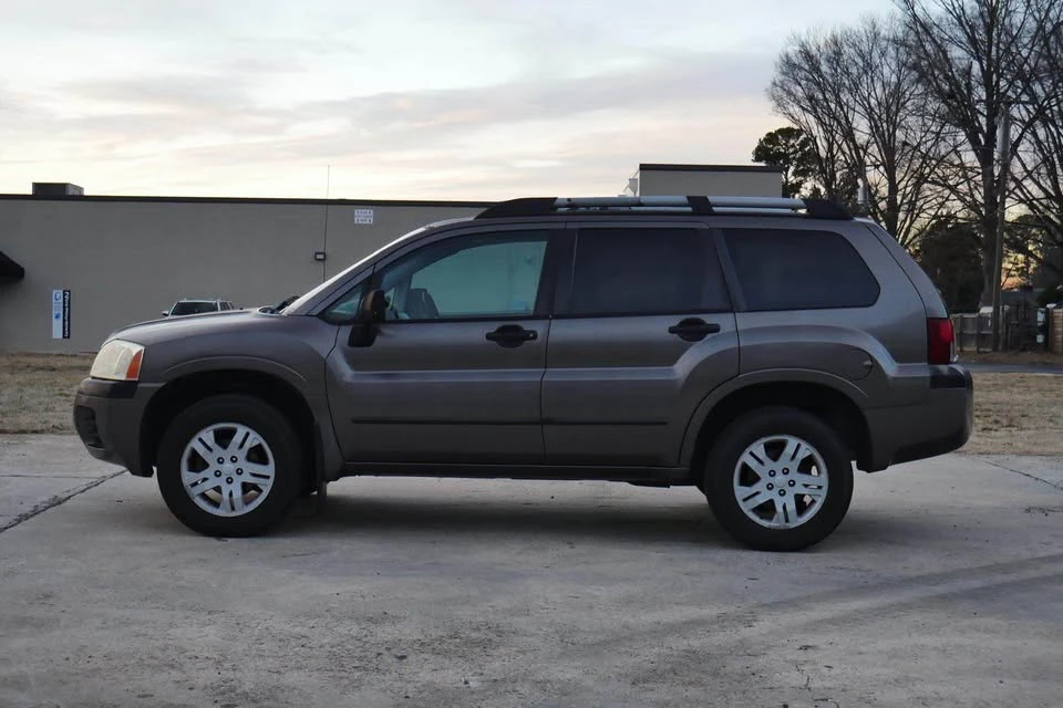 2005 Mitsubishi Endeavor - Image 5 of 17