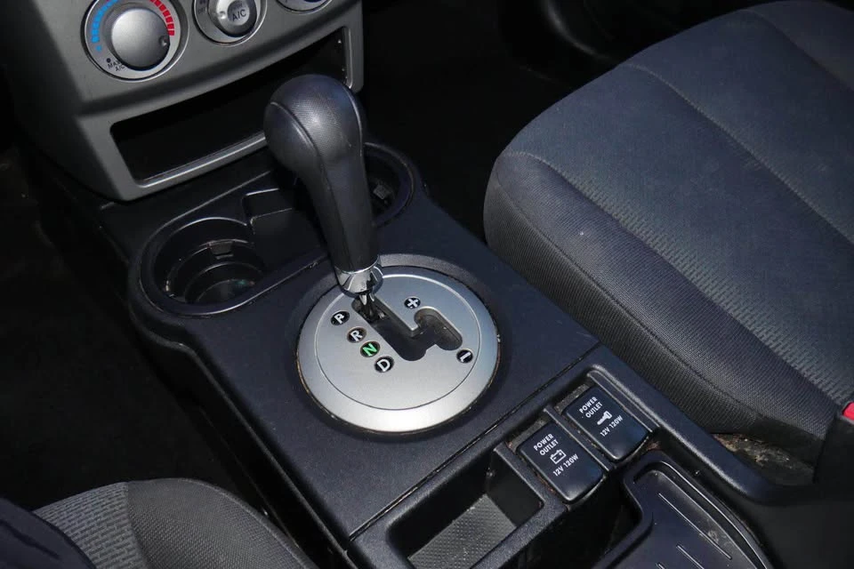 2005 Mitsubishi Endeavor - Image 15 of 17