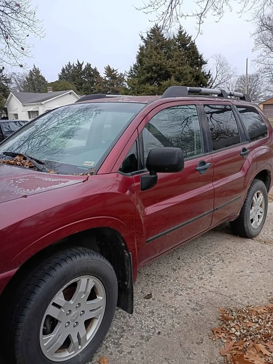 2005 Mitsubishi Endeavor - Image 2 of 4