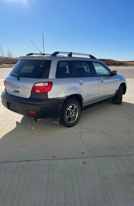 2005 Mitsubishi Outlander - Image 2 of 9