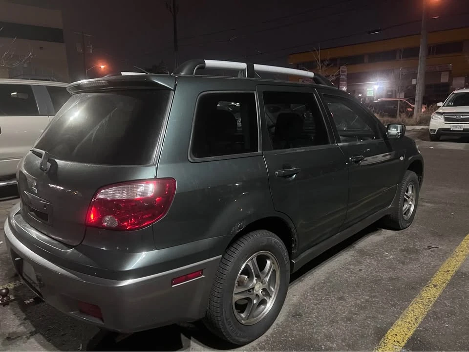 2005 Mitsubishi Outlander - Image 2 of 8