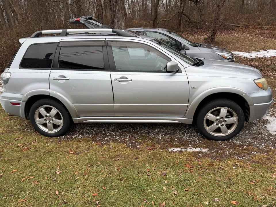 2005 Mitsubishi Outlander - Image 2 of 10