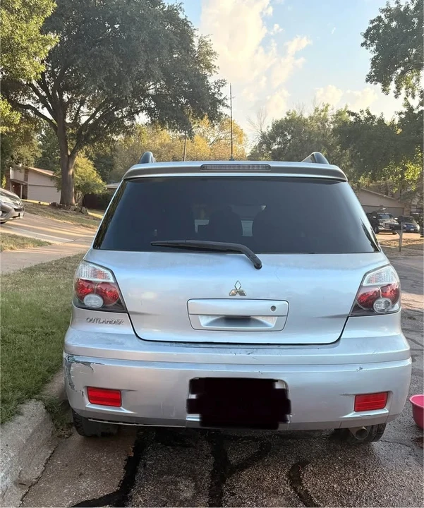 2005 Mitsubishi Outlander - Image 2 of 5