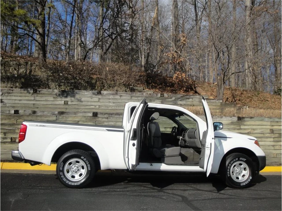 2005 Nissan Frontier 2nd Gen - Image 2 of 28