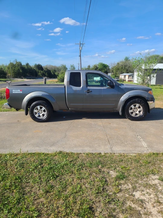 2005 Nissan Frontier 2nd Gen - Image 2 of 12