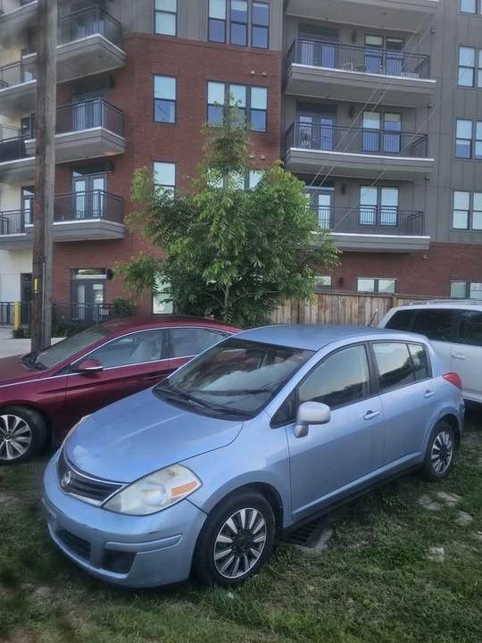 2005 Nissan Versa - Image 2 of 3