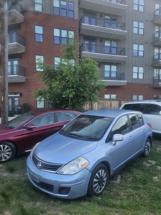 2005 Nissan Versa - Image 3 of 3
