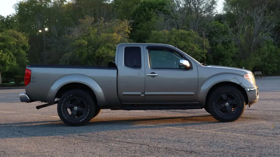 2005 Nissan Frontier 2nd Gen - Image 2 of 12
