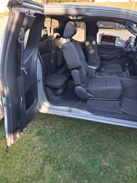 2005 Nissan Frontier 2nd Gen - Image 3 of 10