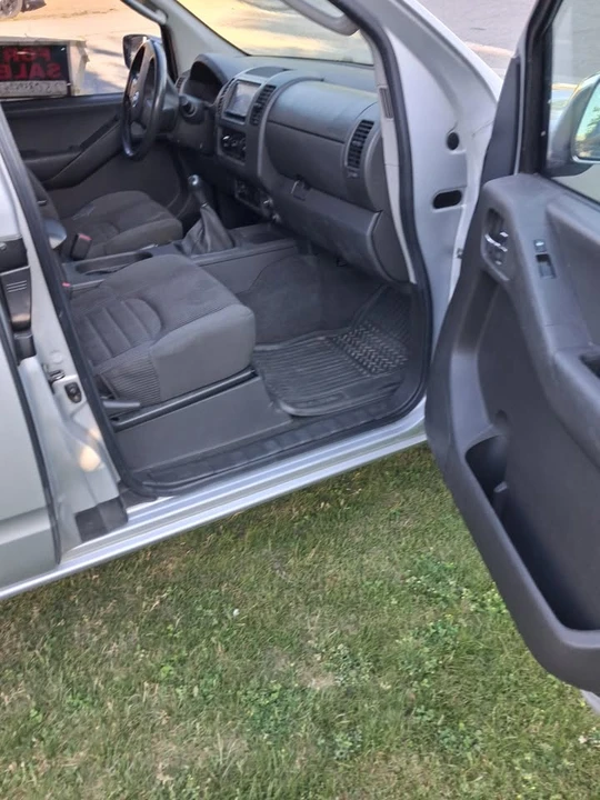 2005 Nissan Frontier 2nd Gen - Image 2 of 10