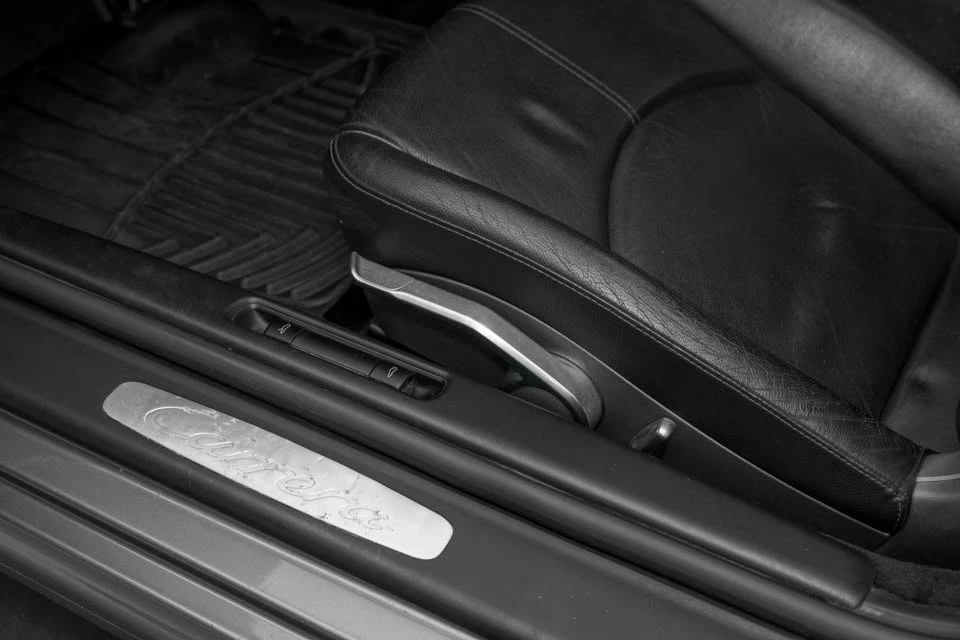2005 Porsche 911 - Image 16 of 20