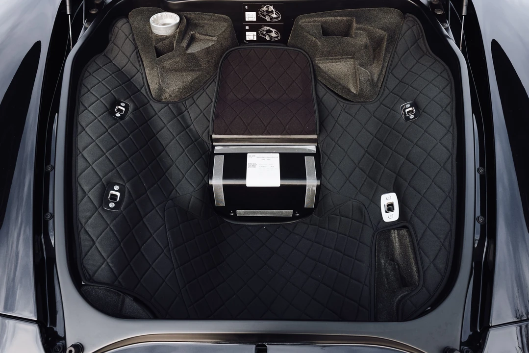 2005 Porsche Carrera GT - Image 27 of 31