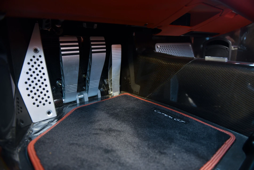 2005 Porsche Carrera GT - Image 26 of 31