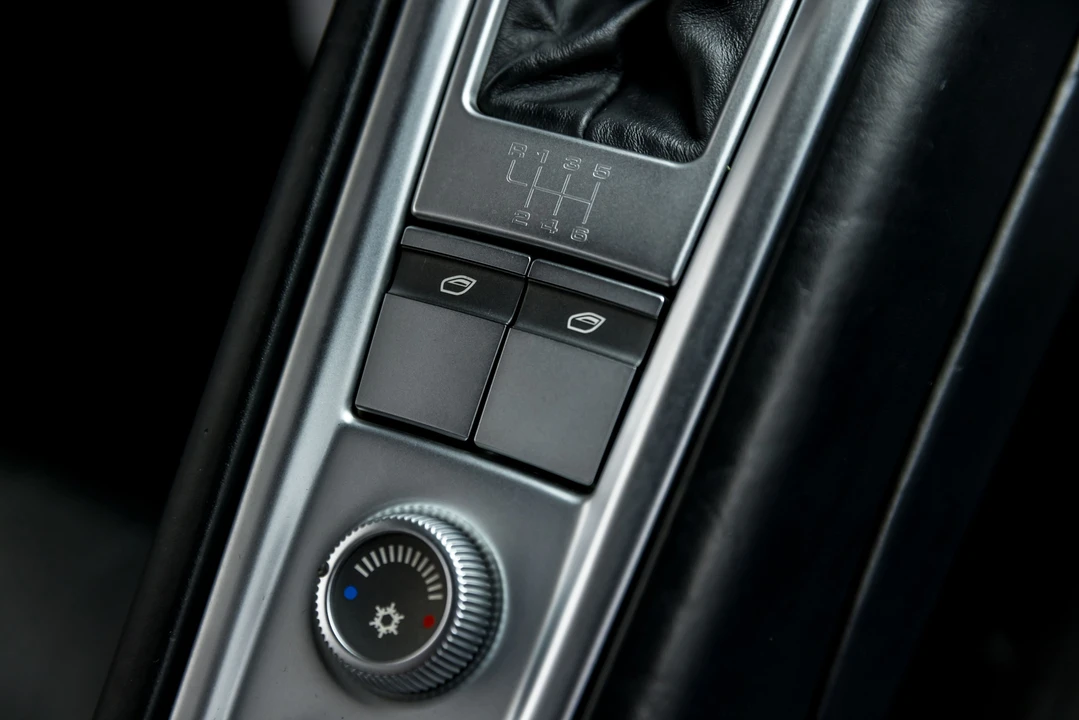 2005 Porsche Carrera GT - Image 18 of 31