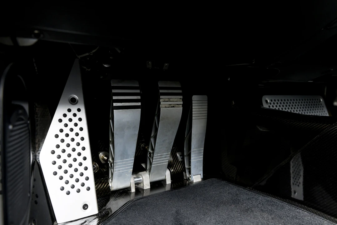 2005 Porsche Carrera GT - Image 11 of 31