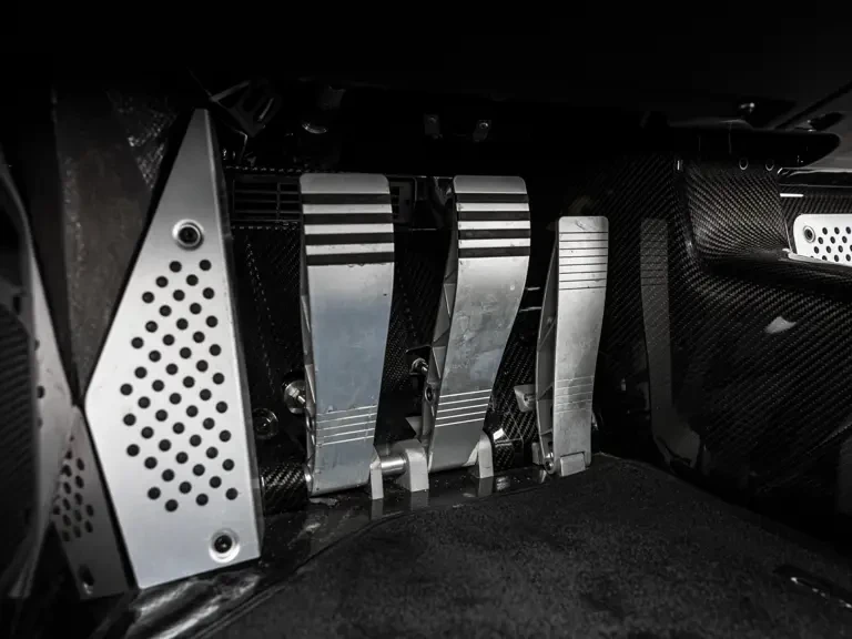 2005 Porsche Carrera GT - Image 16 of 31