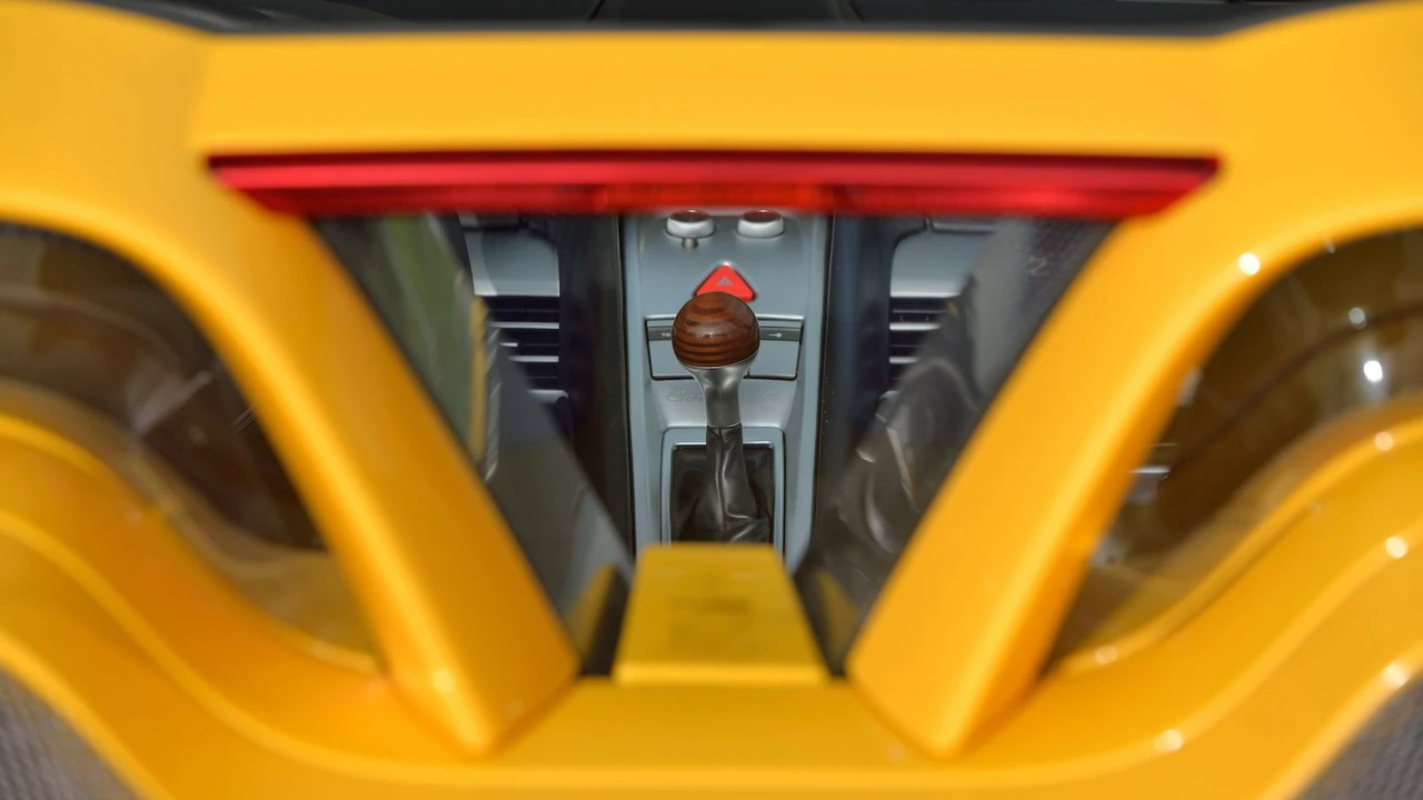 2005 Porsche Carrera GT - Image 18 of 31