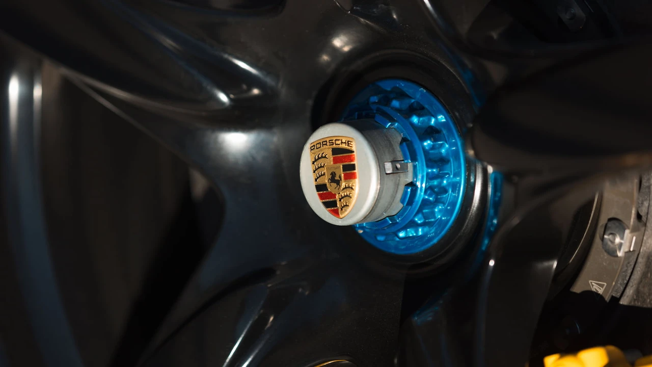 2005 Porsche Carrera GT - Image 13 of 31