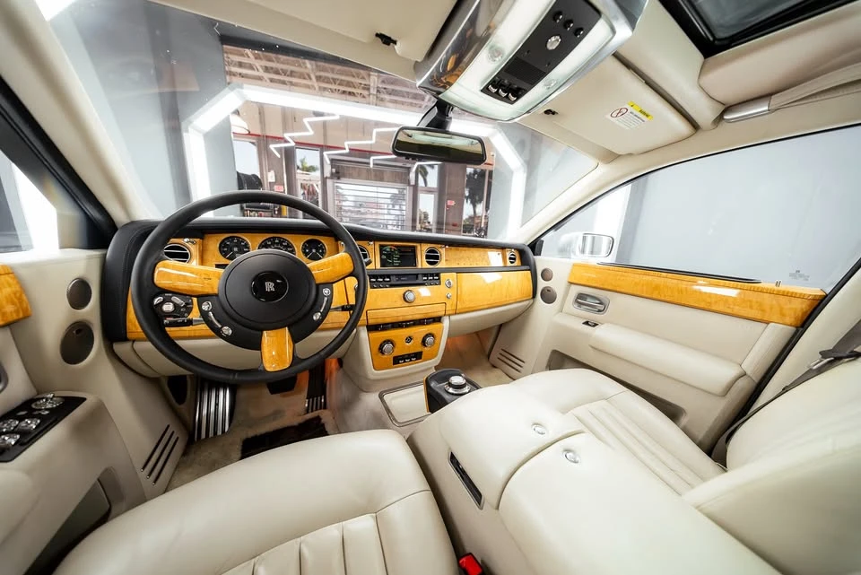 2005 Rolls-Royce Phantom VII - Image 16 of 17