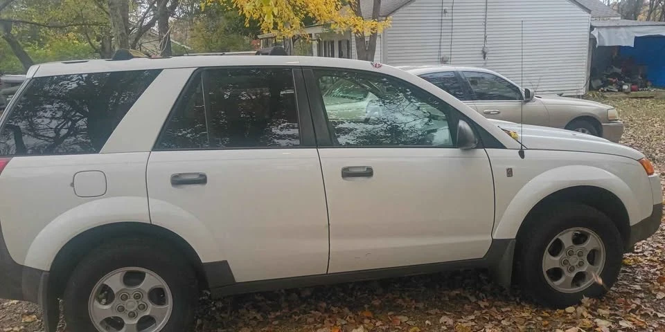 2005 Saturn Vue - Image 2 of 8